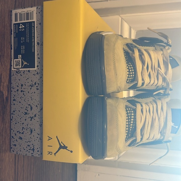 Air Jordan 4 Retro- Lightnings size 4.5 (Grade school) - Picture 2 of 8